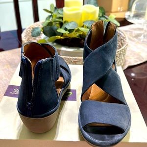 Clark’s 9 1/2 Clarene Glamor navy nubuck ladies platforms